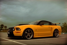 Желтый Ford Mustang под пасмурным небом